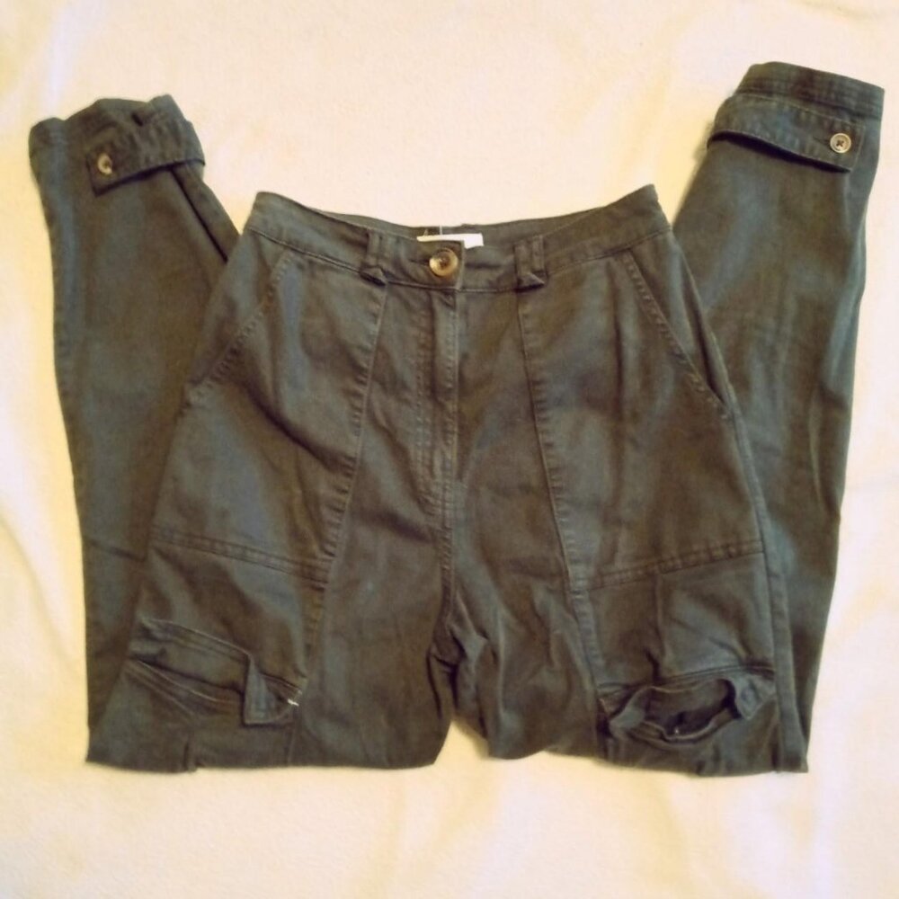 H&M - Green cargo pants with adjustable waistband and multiple pockets